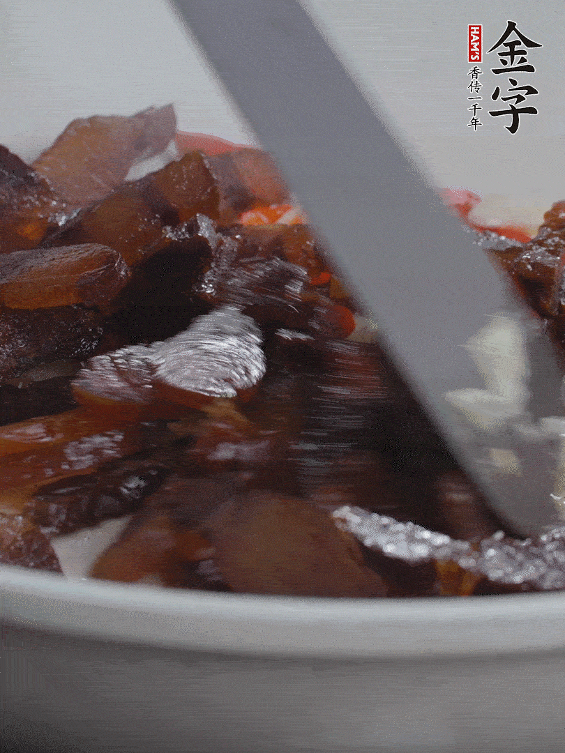 下醬油肉，煸出油脂。