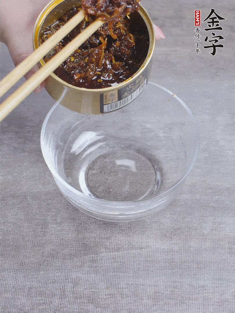 金字火腿大師醬2勺、醬油1勺、白砂糖1/2勺調(diào)勻。