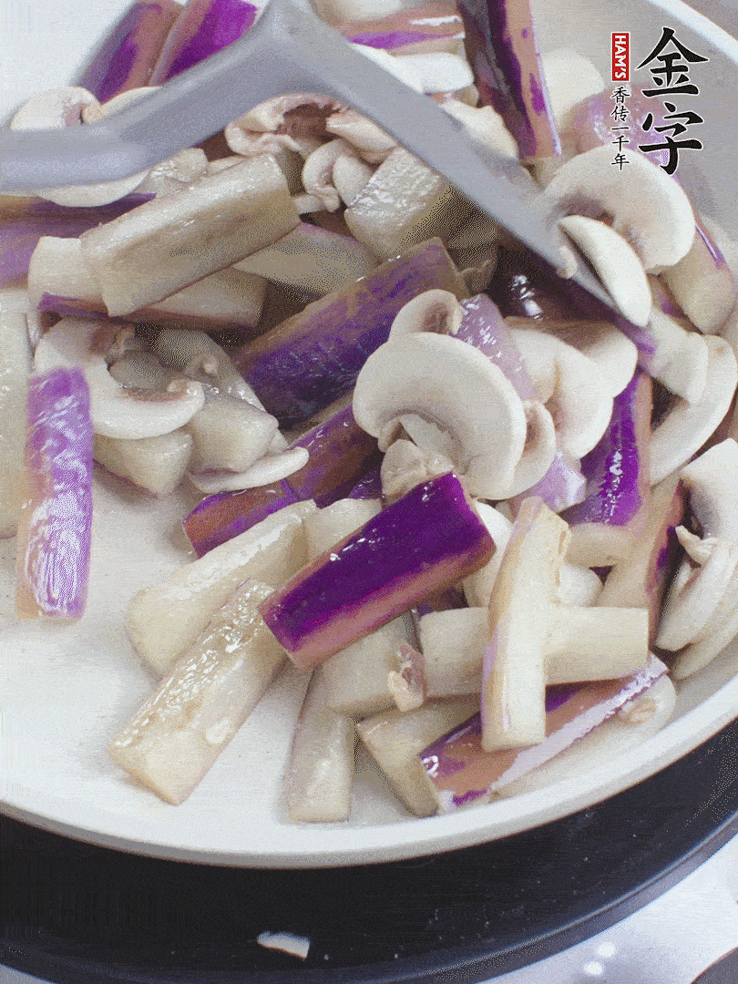 油五成熱，放茄子和口蘑煸至軟縮，取出備用。