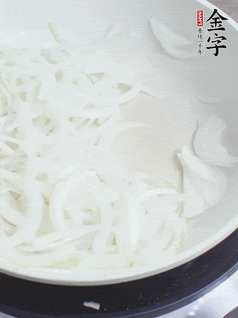 油熱下洋蔥絲、紅椒炒出香味。