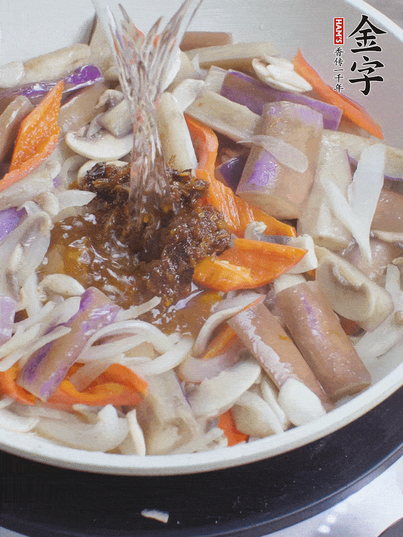 下茄子、口蘑，淋入料汁，加熱水份收干。