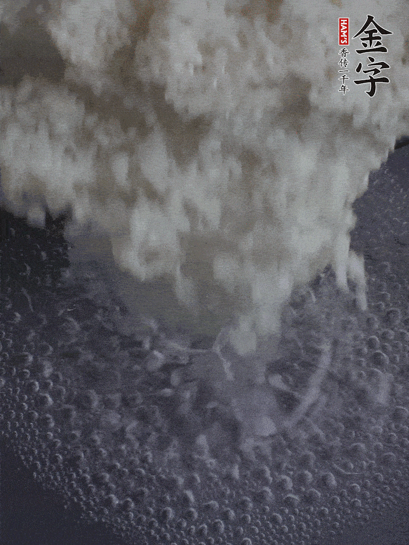 浸泡好的大米，沸水下鍋煮5分鐘，撈出瀝干。