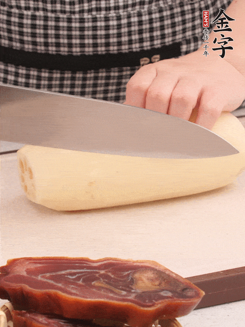 蓮藕削皮切塊。