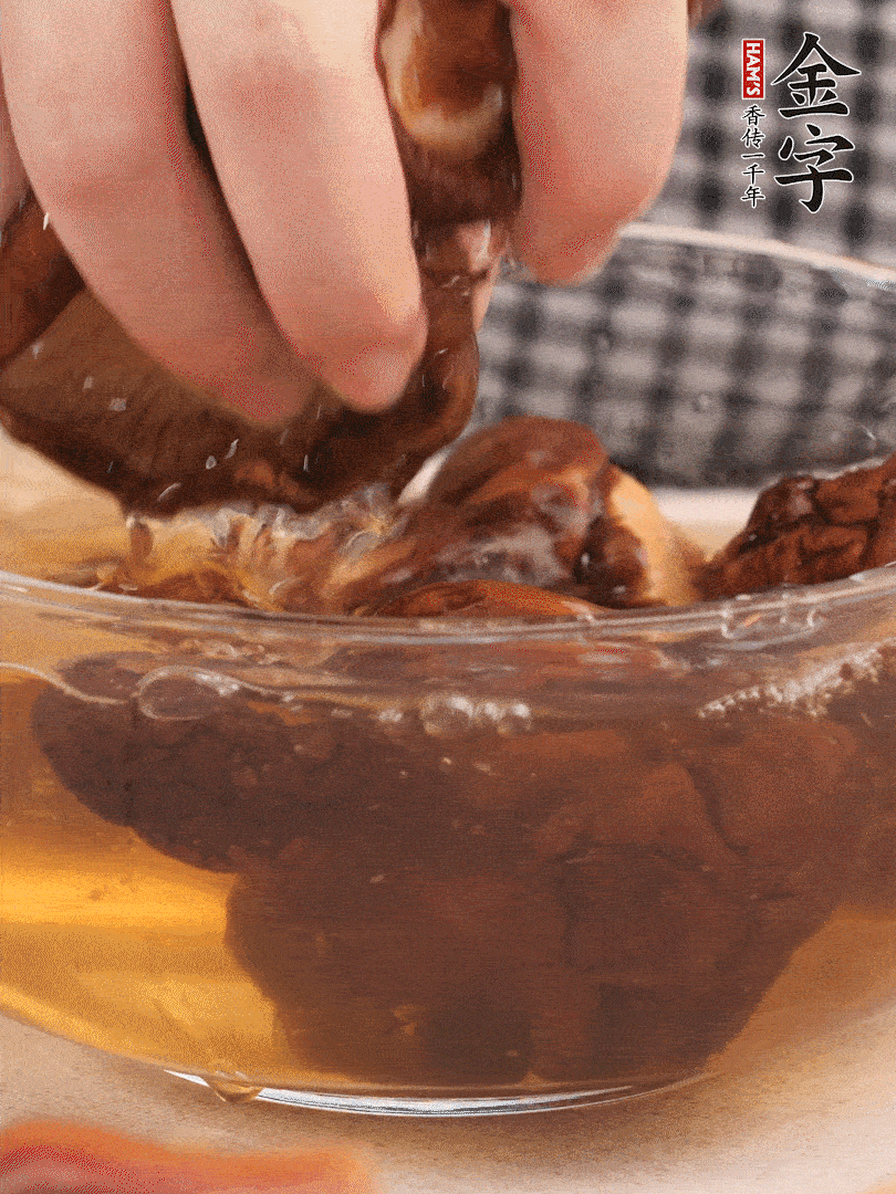 干香菇溫水泡發(fā)，去蒂洗凈切十字。