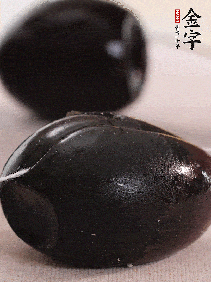 娃娃菜金針菇去跟洗凈，皮蛋改刀。