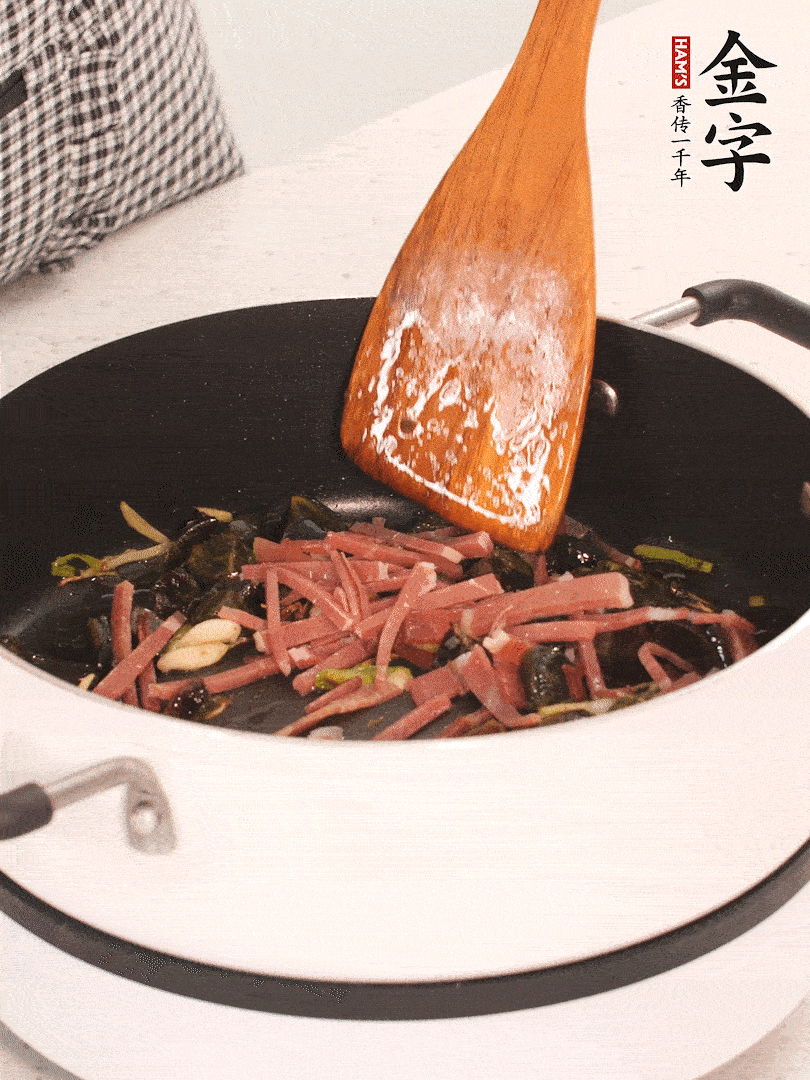 加入火腿煸炒一會，倒入開水燉煮15分鐘。