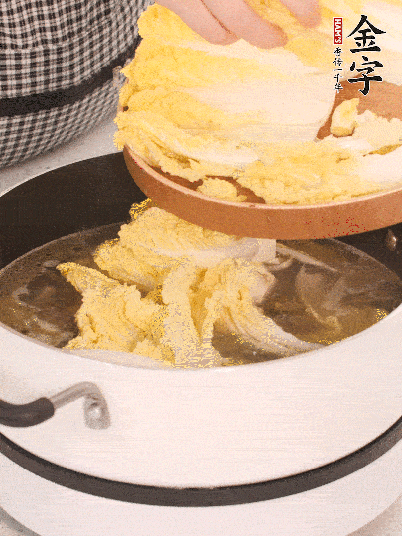 放入娃娃菜、金針菇再燉煮5分鐘。