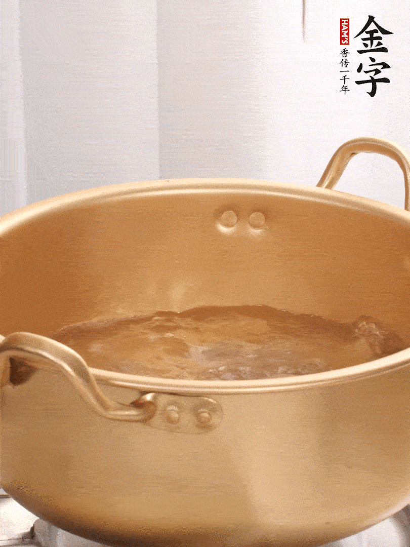 排骨加姜片、料酒，冷水下鍋焯水，撇去浮沫。