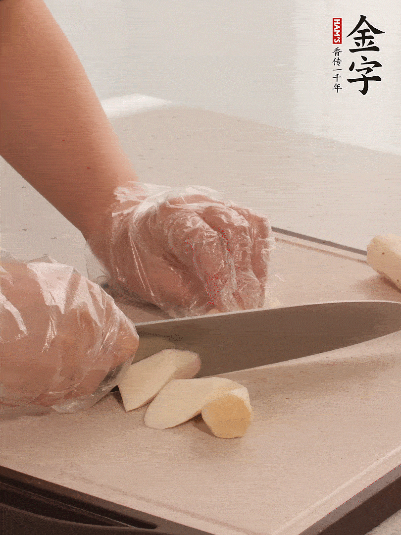 鐵棍山藥洗凈削皮，切斜刀塊。