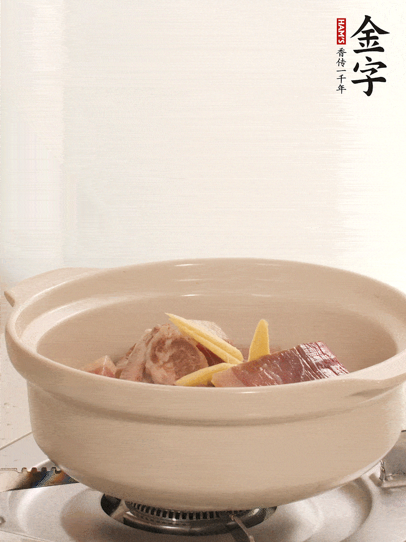 湯鍋放入排骨、火腿、姜，加適量水。煮開后轉(zhuǎn)小火燉40分鐘。