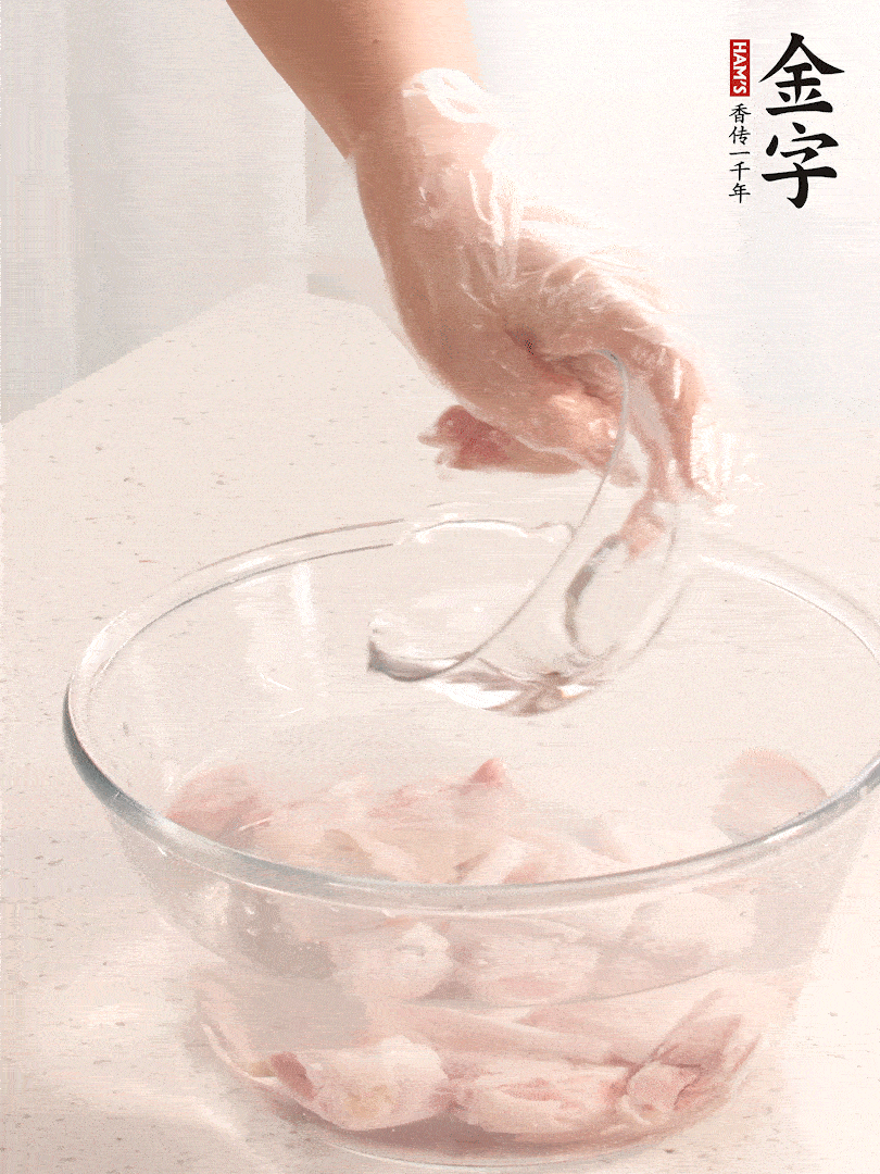 豬蹄除去雜毛、刮去油膩，斬成大塊，冷水浸泡半小時(shí)出血水，冷水下鍋，放入姜片、醋去腥，水燒開(kāi)大約2分鐘，撈出。（白醋能夠讓豬蹄更白凈）