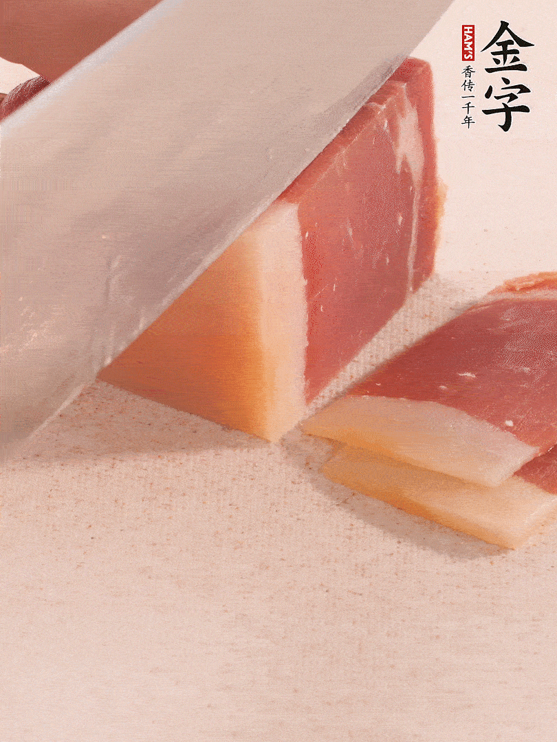 金字火腿切片，溫水浸泡5分鐘。