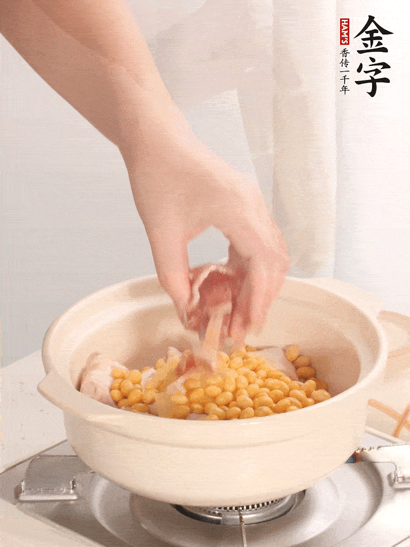 湯鍋放入豬蹄、姜片，加入黃豆、火腿，倒入足量的清水、適量料酒。