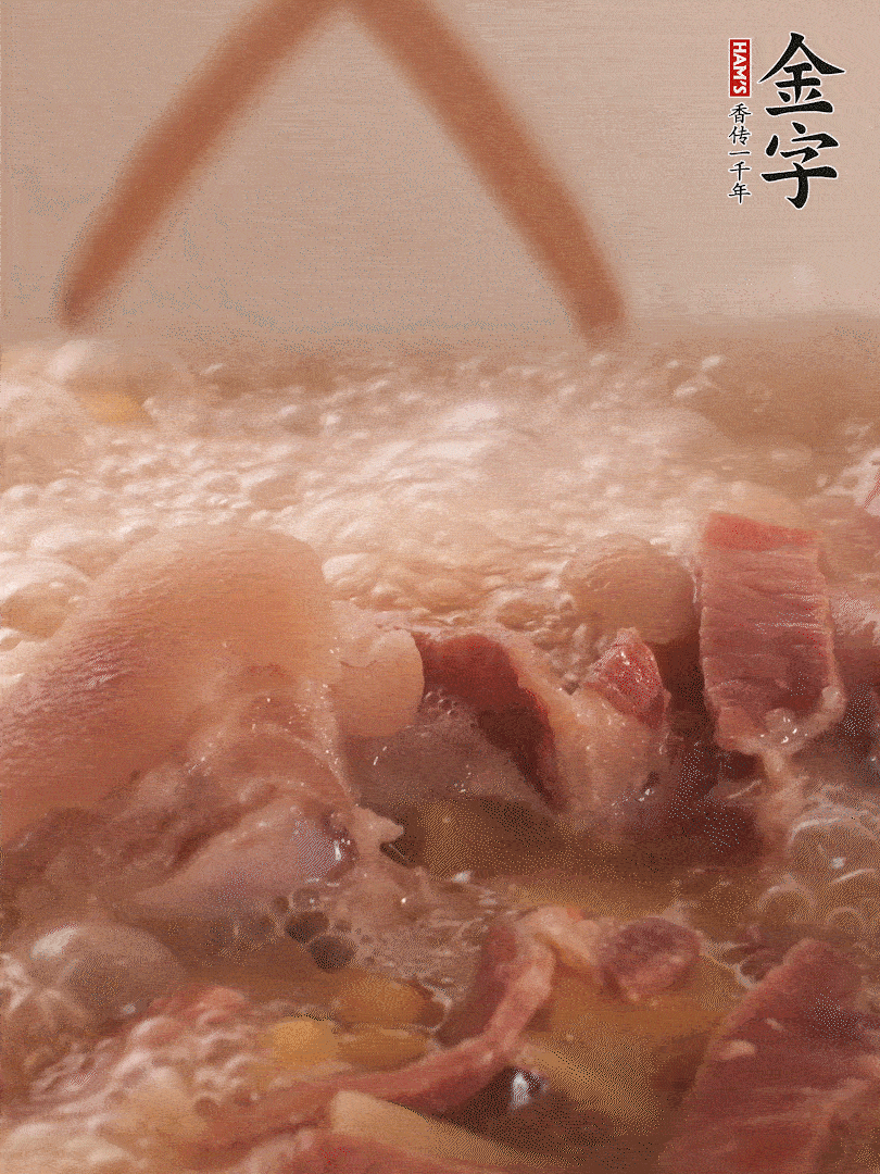 大火將水煮開(kāi)后，蓋上鍋蓋，轉(zhuǎn)小火慢燉1個(gè)半小時(shí)。