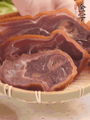 金字火腿蹄片溫水泡10分鐘。