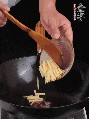 留少許余油，下姜絲、毛豆、火腿翻炒。