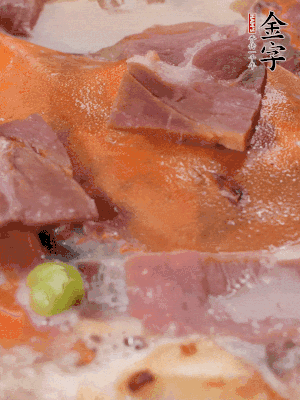 放適量料酒、清水煮到沸騰，再下蟹塊燜煮8分鐘。