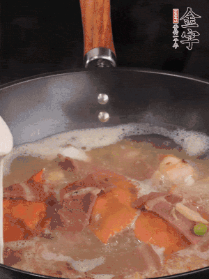 最后用面糊勾芡，燒至收汁，出鍋前撒點(diǎn)蔥段。