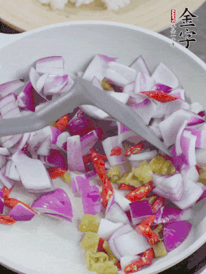 冷鍋熱油，下洋蔥、小米辣、泡椒，炒出香味。