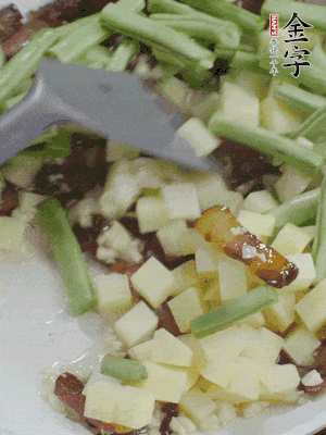 下蒜末、豆角、土豆塊翻炒。