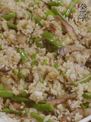 淋一點(diǎn)生抽、蠔油，撒蔥花。