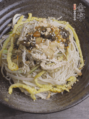 撒上花生碎、白芝麻、蔥花。