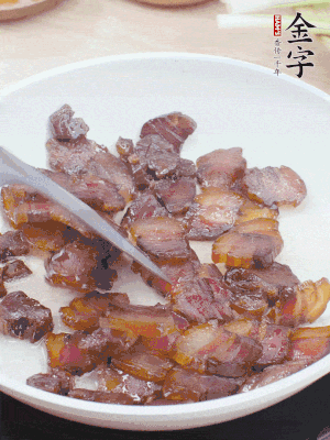 熱鍋少油，醬油肉煸出油脂，盛出。