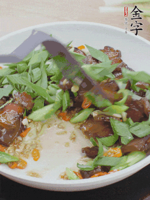 倒蒜葉翻炒均勻。