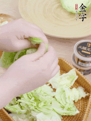 卷心菜掰成小片。