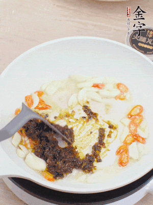 豬油下鍋，爆香蒜片、金字火腿XO醬。