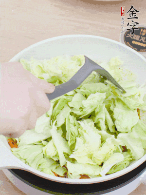 下卷心菜翻炒。