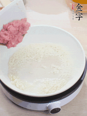 鍋內(nèi)熱油，蒜泥、牛肉泥炒至酥香。
