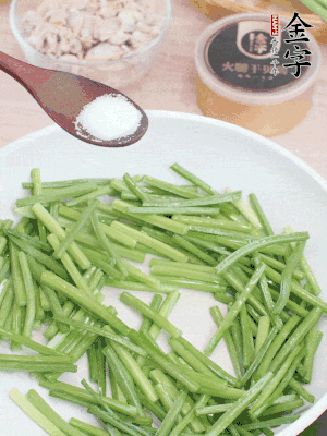 起鍋熱油，下韭菜苔炒至變色。加少許鹽。