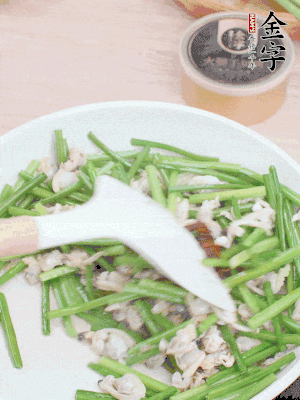 再下花蛤肉、1勺金字火腿干貝醬翻炒攪勻。