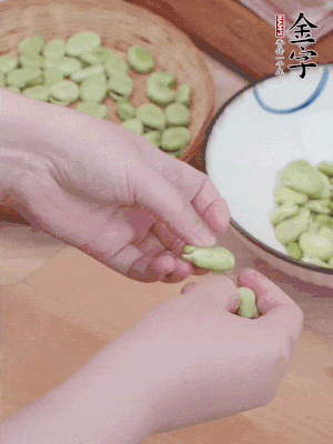 蠶豆剝殼，去掉豆衣，切碎。