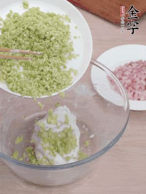糯米粉邊揉邊加水，成團后揉進蠶豆、咸肉。