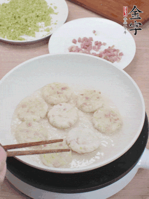 鍋中涼油，慢煎至兩面有脆殼。（油可以多一點）