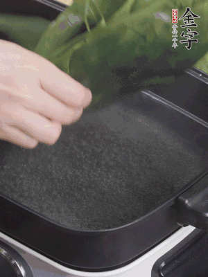 粽葉入沸水煮1分鐘，翻面再煮1分鐘，清洗干凈加水浸泡。