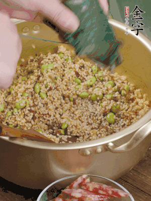 再附一張粽子，一齊向后折疊，線繩捆綁。