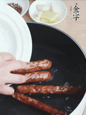 金字香腸水煮15分鐘，撈出切薄片。