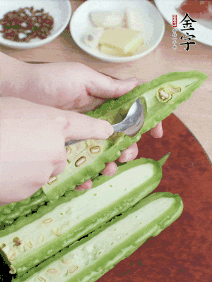 苦瓜去籽切薄片，一點(diǎn)鹽拌勻，10分鐘后沖洗控干。香蔥切蔥花、姜切末、蒜拍碎、干辣椒切圈。