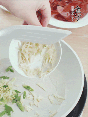 油4成熱，下蔥姜蒜、干辣椒、花椒煸出香味。