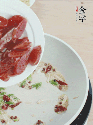 放香腸、苦瓜快速翻炒。