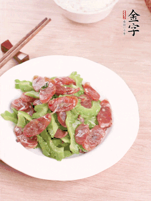 一小撮糖調(diào)味。