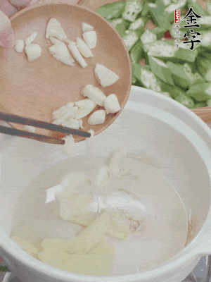 砂煲熱油，姜蒜、辣椒煸香。