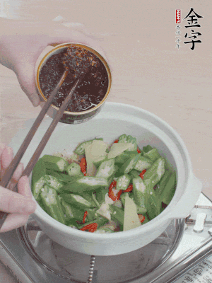 加1勺金字火腿干貝醬、1/2勺生抽攪拌均勻。