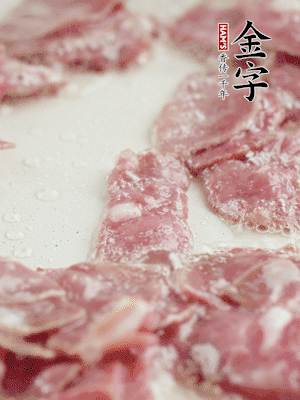 炒鍋熱油，下培根火腿煸炒。