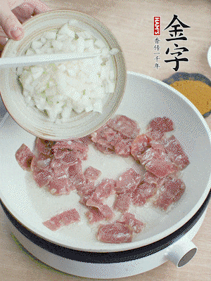 依次下洋蔥、紅菜椒、豌豆粒、玉米粒翻炒均勻。