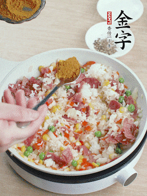 1勺咖喱粉、1/2勺鹽，少許黑胡椒碎炒均。