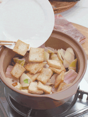 依次下春筍、豆腐，開水沒過食材。